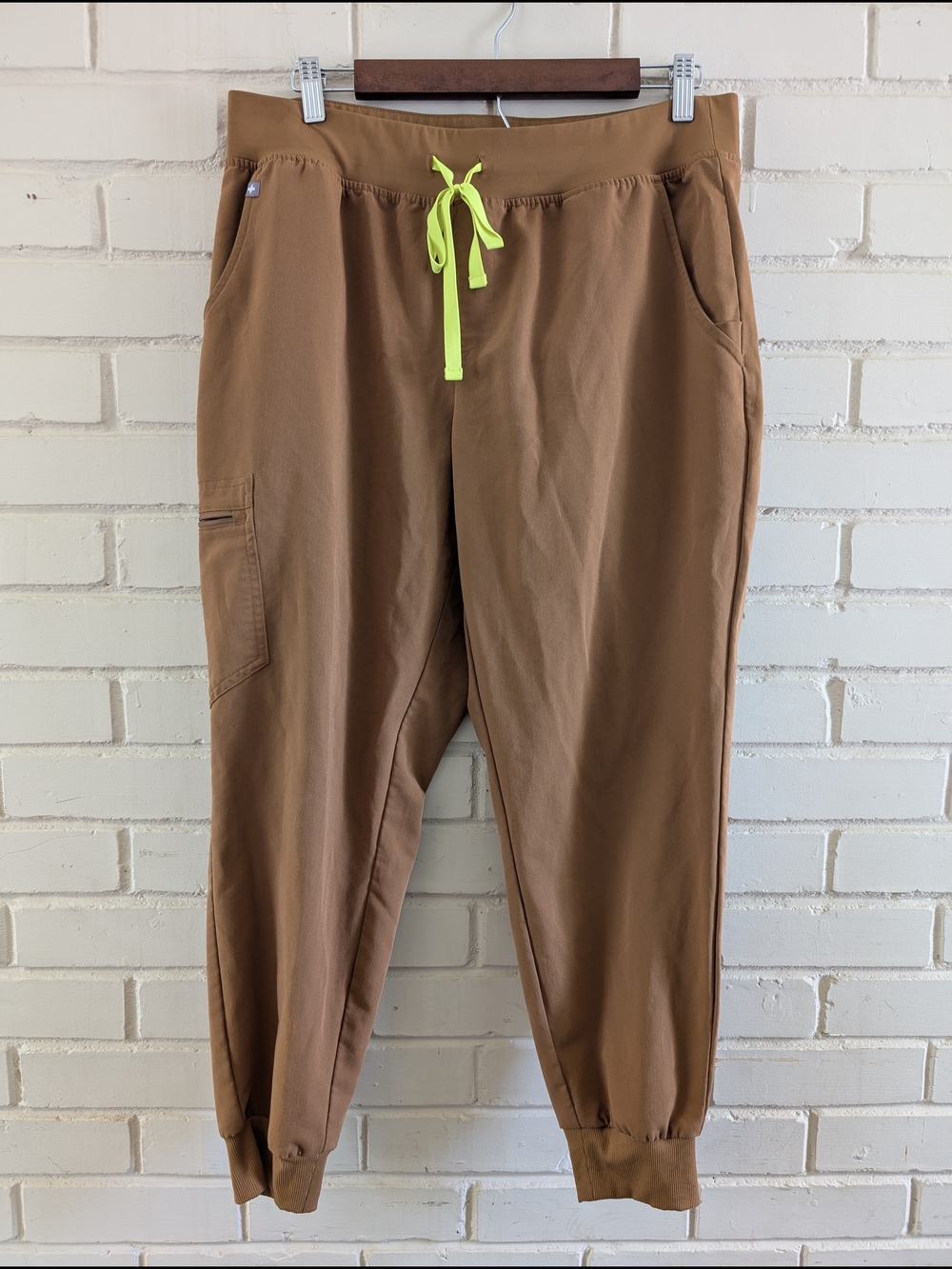 Figs Women's L Petite Zamora Scrub Joggers Earth Brown With Neon Drawstring